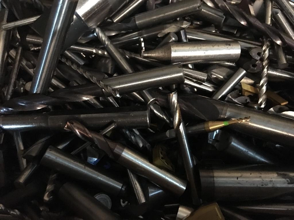 Tas de barres cylindriques métalliques polies et billettes d’alliage pour usinage, stock de matériaux bruts